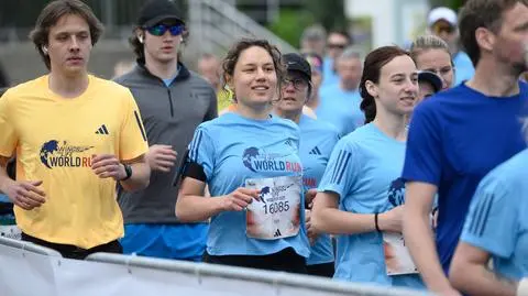 Uczestnicy na trasie tegorocznej edycji biegu Wings for Life World Run w Poznaniu