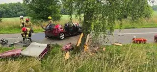 Samochód uderzył w drzewo, zginęła jedna osoba