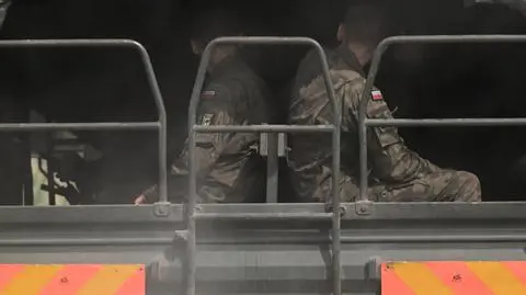 Służby zabiezpieczają teren pola kukurydzy w miejscowości Osiny