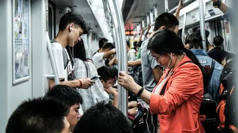 Kunming Chiny metro smartfon shutterstock_1018726783