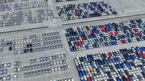 samochod samochody parking fabryka shutterstock_2454991163