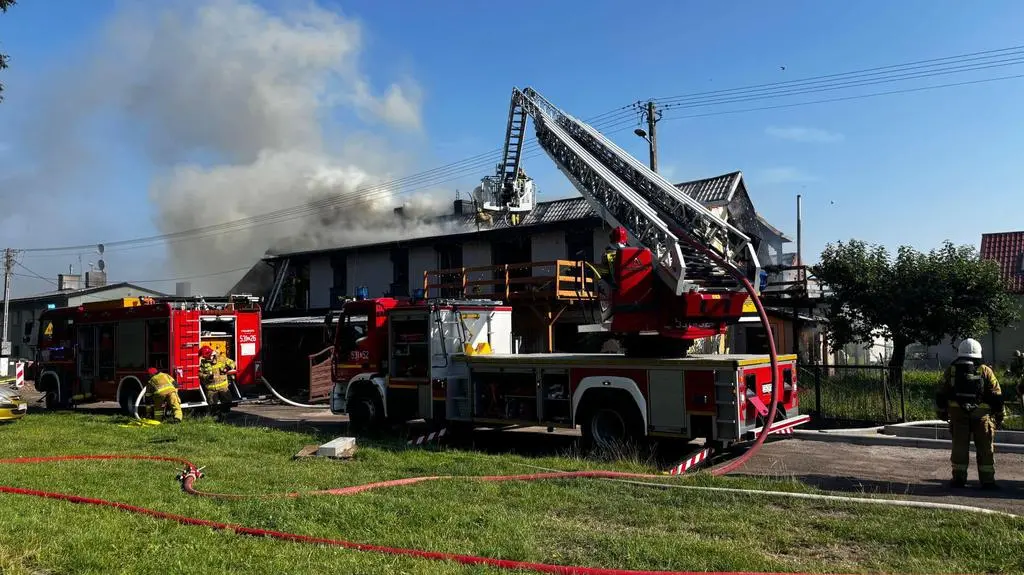 Ogień pojawił się na dachu budynku