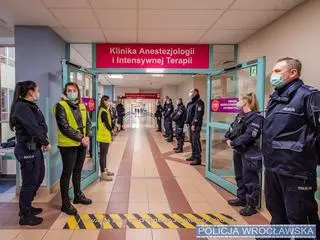 W Uniwersyteckim Szpitalu Klinicznym we Wrocławiu policjanci mogli uroczyście "odprowadzić" zmarłego w tragicznych okolicznościach na służbie asp. szt. Daniela Łuczyńskiego
