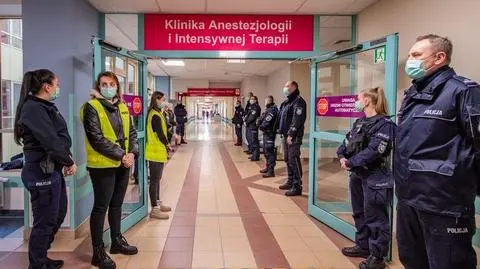 W Uniwersyteckim Szpitalu Klinicznym we Wrocławiu policjanci mogli uroczyście "odprowadzić" zmarłego w tragicznych okolicznościach na służbie asp. szt. Daniela Łuczyńskiego