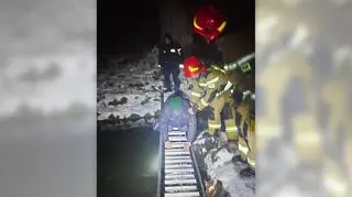 Policjanci i strażacy pomogli zziębniętemu mężczyźnie 