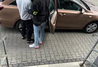 Ranny mężczyzna w klatce schodowej. Kamery zarejestrowały, co się stało