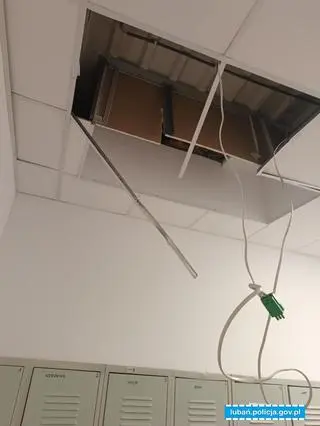 Pod mężczyzną zarwały się kasetony