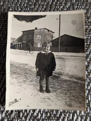 Kilkuletnia Jadzia Laszko w 1941 roku