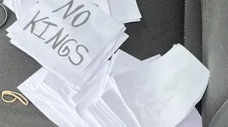 Ulotki leżące na fotelu pasażera w pojeździe podejrzanego