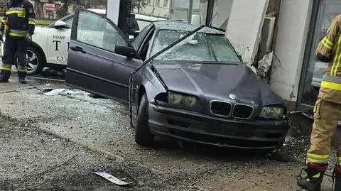 Kierowczyni wjechała w salon samochodowy