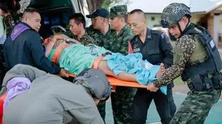 Ranny żołnierz Tajlandii po wznowieniu walk z Kambodżą