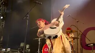 CMAT na koncercie w Derbyshire w Anglii w 2023 roku