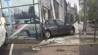 Kierowczyni wjechała w salon samochodowy