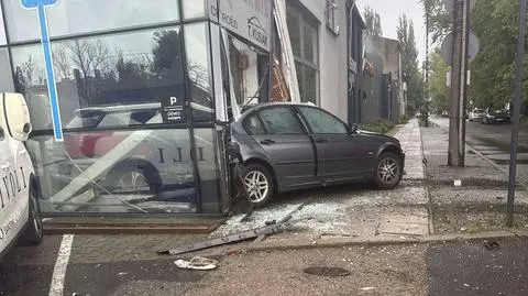 Kierowczyni wjechała w salon samochodowy