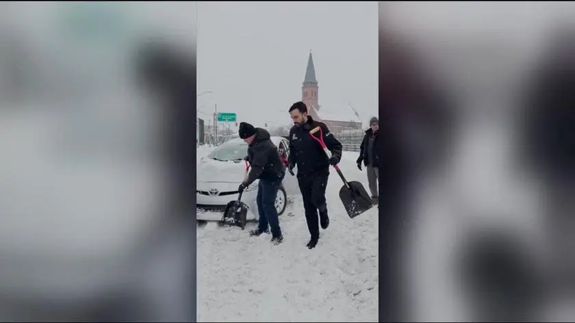 Mamdani pomaga w odśnieżaniu. "Załóż czapkę!"