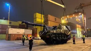 W porcie w Gdyni trwa rozładunek pierwszych koreańskich czołgów K2 i armatohaubic K9