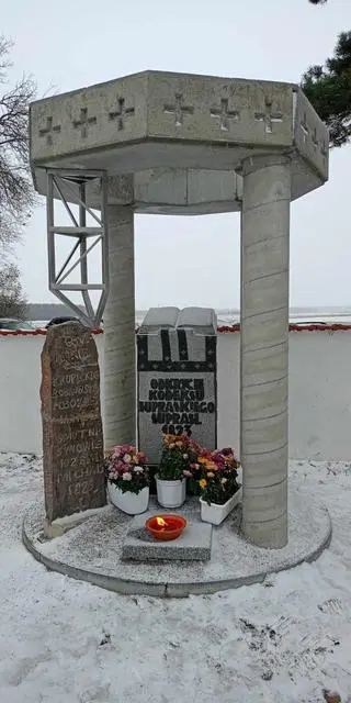 Ma formę otwartej księgi na postumencie 