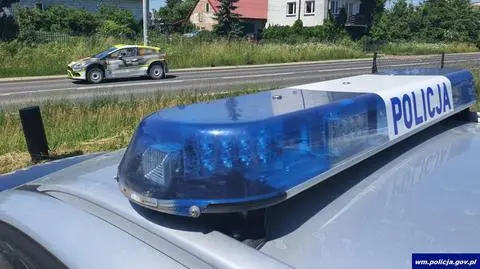 Wypadek podczas rajdu. Samochód wypadł z drogi i uderzył w dwie osoby 