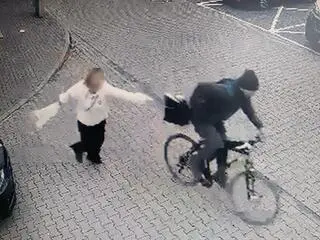 Rowerzysta wyrywający torbę - zdjęcie z monitoringu