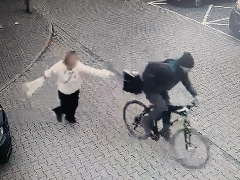 Rowerzysta wyrywający torbę - zdjęcie z monitoringu