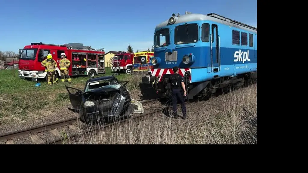 Kierowca wjechał pod pociąg