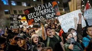 Protestujący w Limie w Peru przynieśli ze sobą transparenty z antyrządowymi hasłami