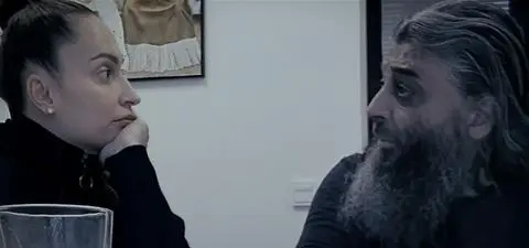 Amira stąpa po grząskim gruncie. "Ostrzegam ostatni raz. Uduszę Cię gołymi rękami"