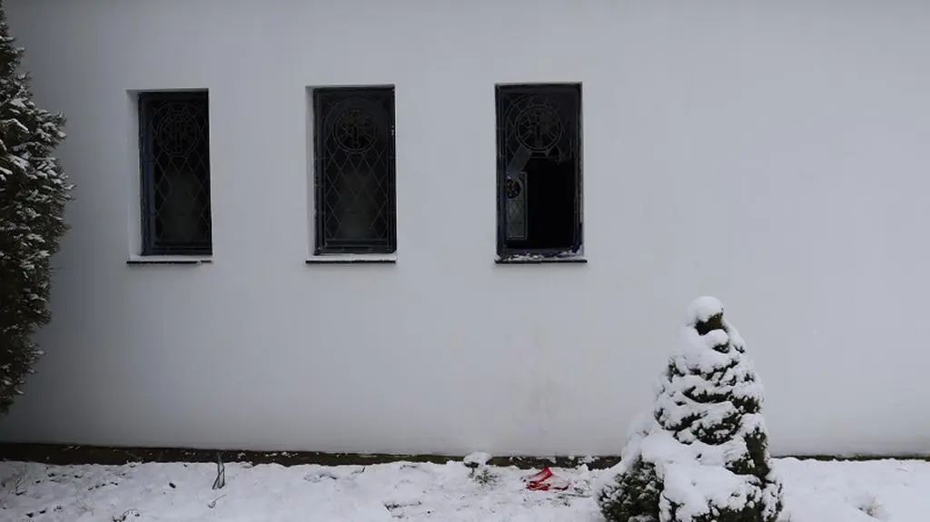 Wybił szybę witrażową