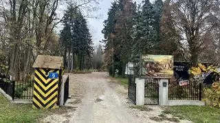 Wjazd na teren dworku w Jadwisinie