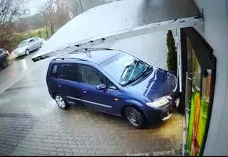 "Pomylił biegi", wjechał w budynek. Miał cztery promile