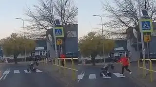 Wózek z dzieckiem stoczył się na jezdnię. Nagranie