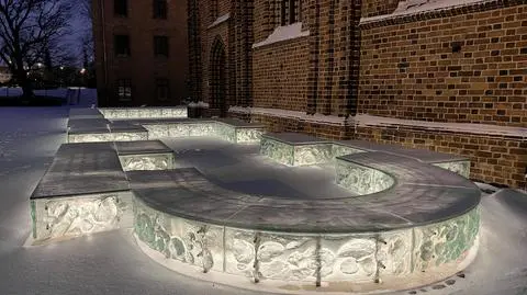 Miejsce, gdzie stało poznańskie palatium jest obecnie zaznaczone szklaną instalacją