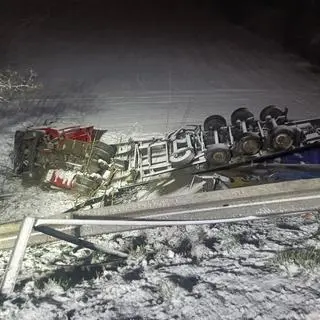 Ciężarówka wpadła do rowu i dachowała