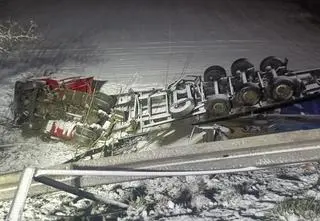 Ciężarówka wypadła z drogi i wylądowała w rowie