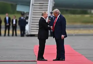 "Trudne zadanie" przed przywódcami. "Zdjąć z Trumpa czar putinowskiego omamienia"