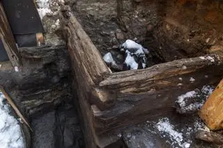 Na dziedzińcu Domu Mikołaja Kopernika odkryto drewniane konstrukcje z XIII wieku