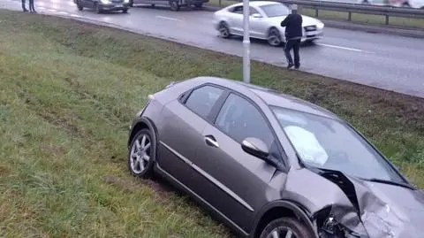 Busa obróciło, drugie auto wjechało na pas zieleni. Kierowca podejrzewany o spowodowanie kolizji odjechał 