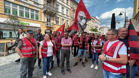 Przemarsz protestujących z firmy pod ratusz