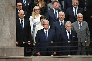 Byli prezydenci Bronisław Komorowski i Aleksander Kwaśniewski podczas uroczystości zaprzysiężenia Prezydenta RP Karola Nawrockiego przed Zgromadzeniem Narodowym