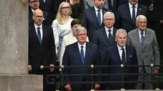 Bronisław Komorowski i Aleksander Kwaśniewski na uroczystości zaprzysiężenia Prezydenta RP Karola Nawrockiego przed Zgromadzeniem Narodowym