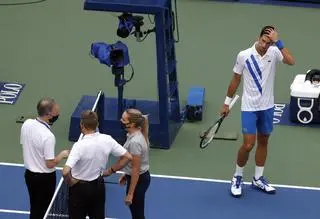 Trafił piłką panią arbiter (US Open 2020)