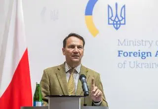 Kilka dronów zmierzało w kierunku bazy NATO? Sikorski komentuje