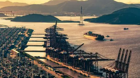 port statek cargo shutterstock_2441848865