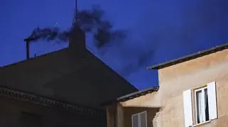 Czarny dym po pierwszym głosowaniu