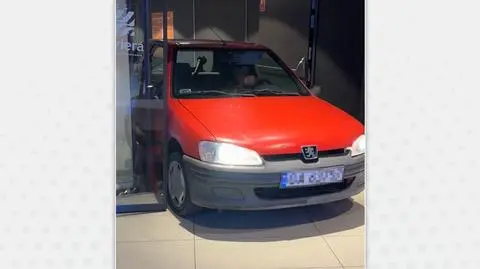 Wjechał samochodem do galerii