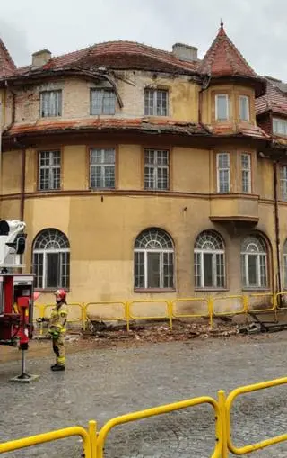 Oderwała się część pokrycia i runęła wprost na chodnik