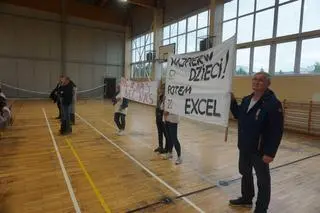 Rodzice protestują przeciwko planom likwidacji szkoły