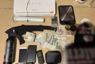Policja zabezpieczyła m.in. maczety, race dymne, gotówkę i duże ilości narkotyków
