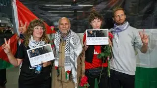 Ewa Jasiewicz, Omar Faris, Nina Ptak i Franciszek Sterczewski na lotnisku Fryderyka Chopina w Warszawie