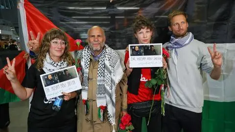 Ewa Jasiewicz, Omar Faris, Nina Ptak i Franciszek Sterczewski na lotnisku Fryderyka Chopina w Warszawie